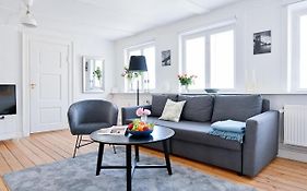 Sanders Penny - Lovely Two-Bedroom Apartment In The Middle Of Action